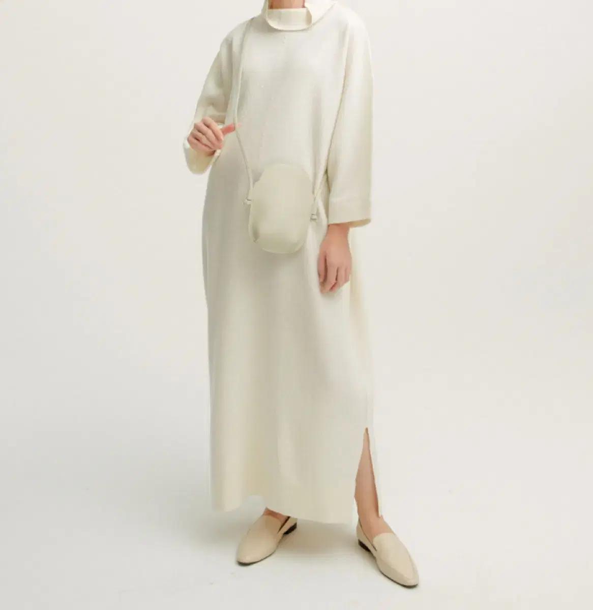 코스 아이보리 니트 터틀넥 롱원피스