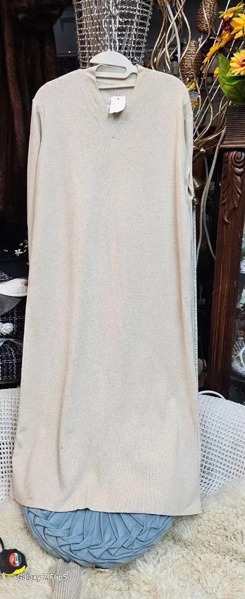 베이지색 V넥 롱 니트 원피스