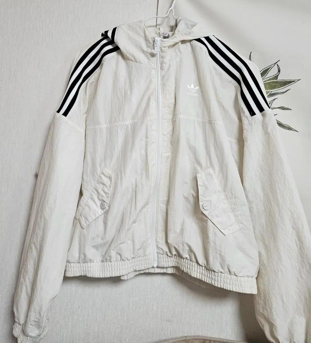 아디다스 화이트 윈드브레이커/바람막이