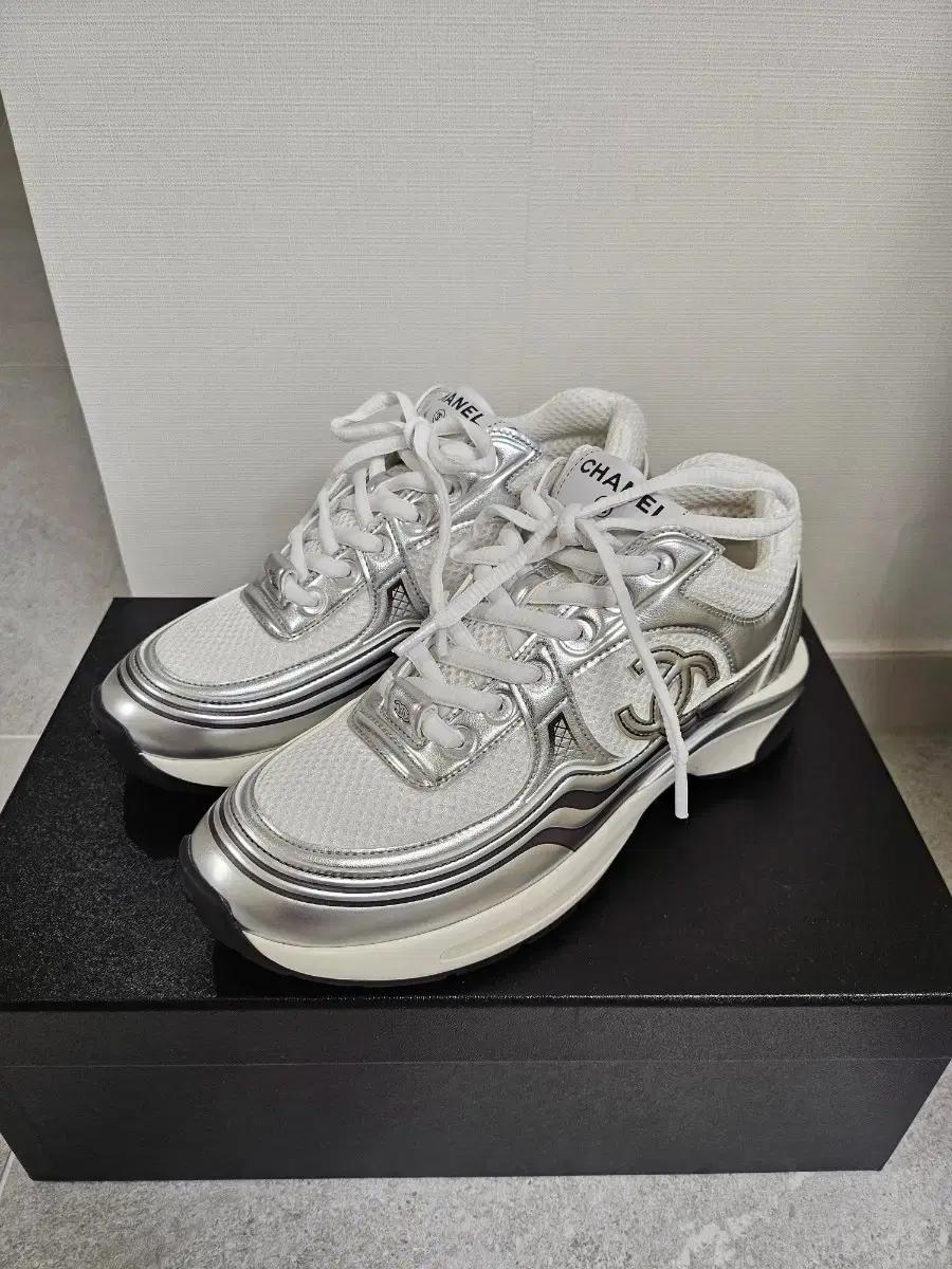 샤넬 샤식스 여성 남성 스니커즈 화이트 실버 G39792 G39794