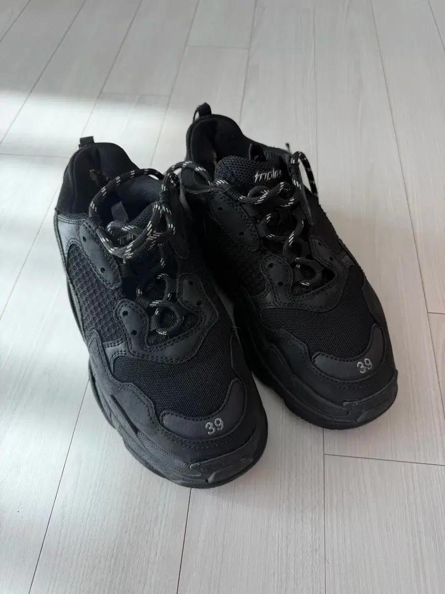 발렌시아가 트리플S 올블랙 39사이즈