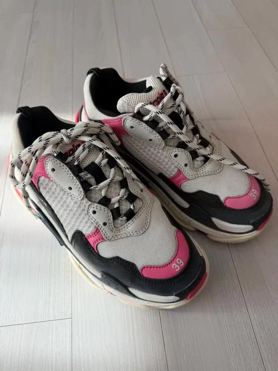 발렌시아가 트리플S 트레이너 네온 핑크 39사이즈