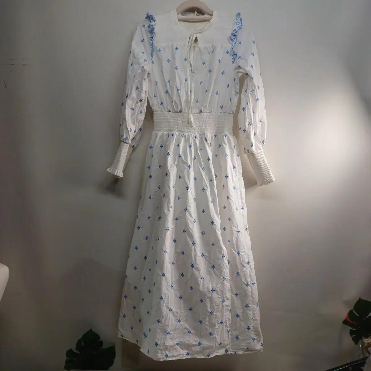 화이트 셔링 롱 원피스 블루 자수 봄가을 85~90사이즈  510545