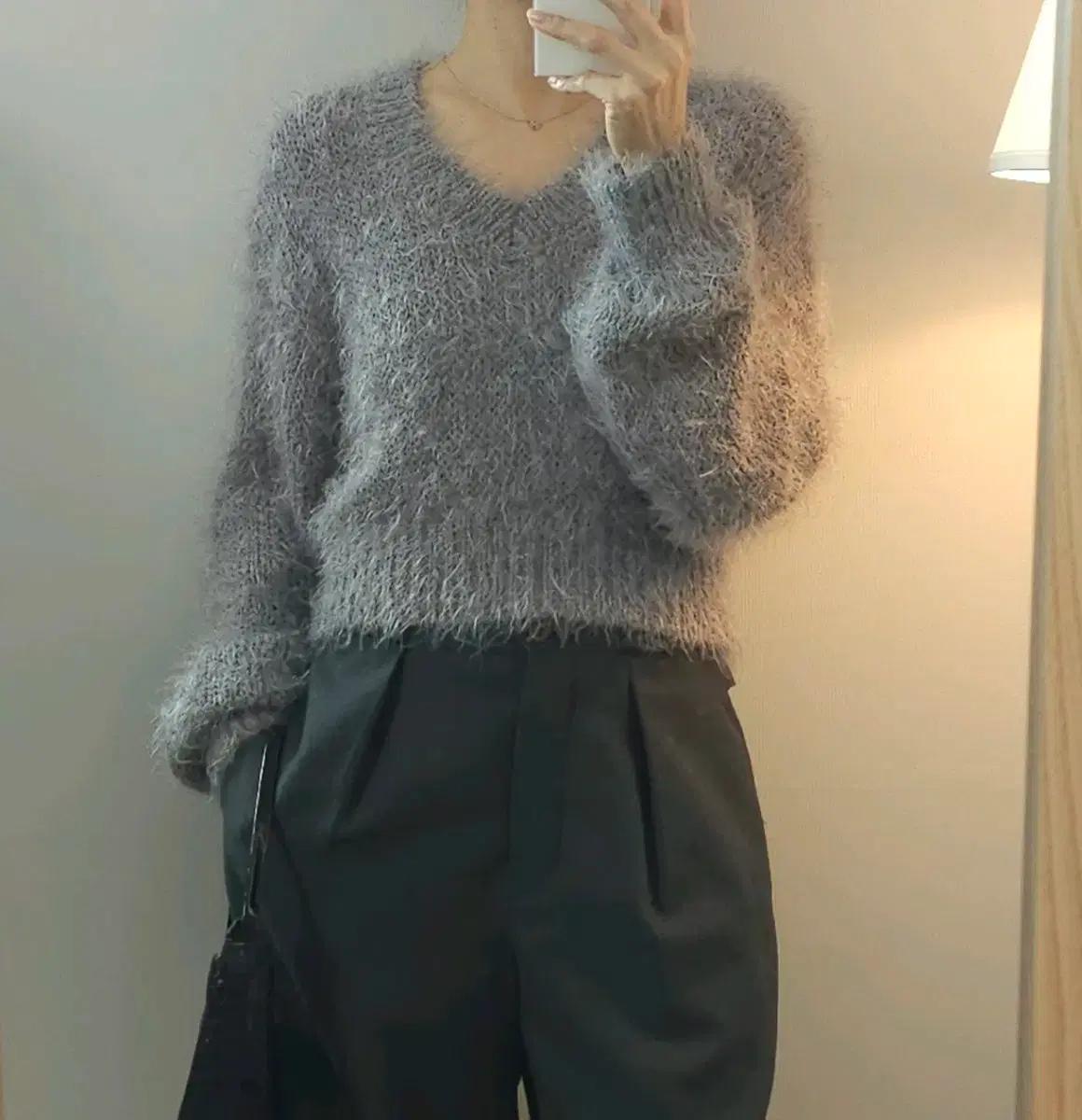 (F)여성 부클 브이넥 긴팔 크롭 니트 K1M3679
