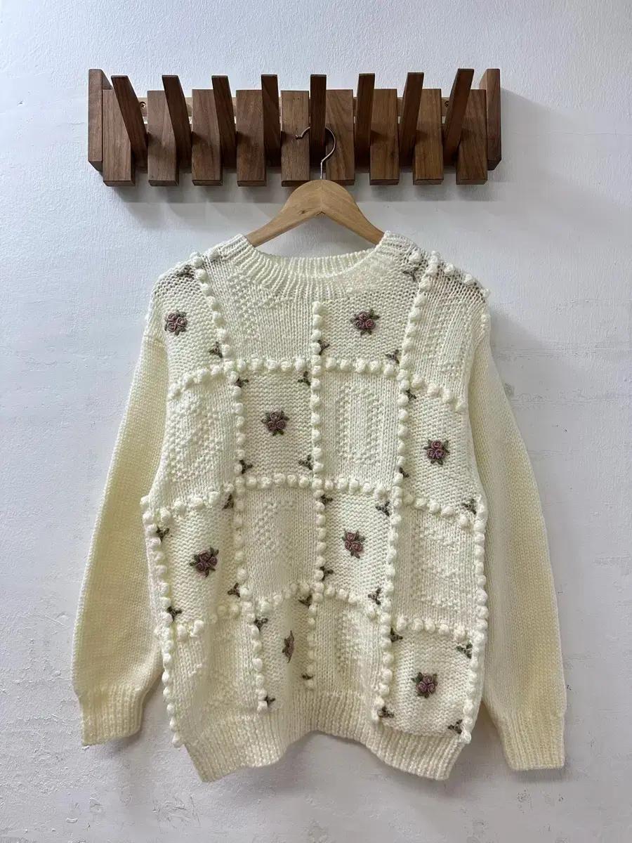 대장니트일본빈티지 아이보리 플라워 자수 폼폼이 케이블 디테일 스웨터 니트
