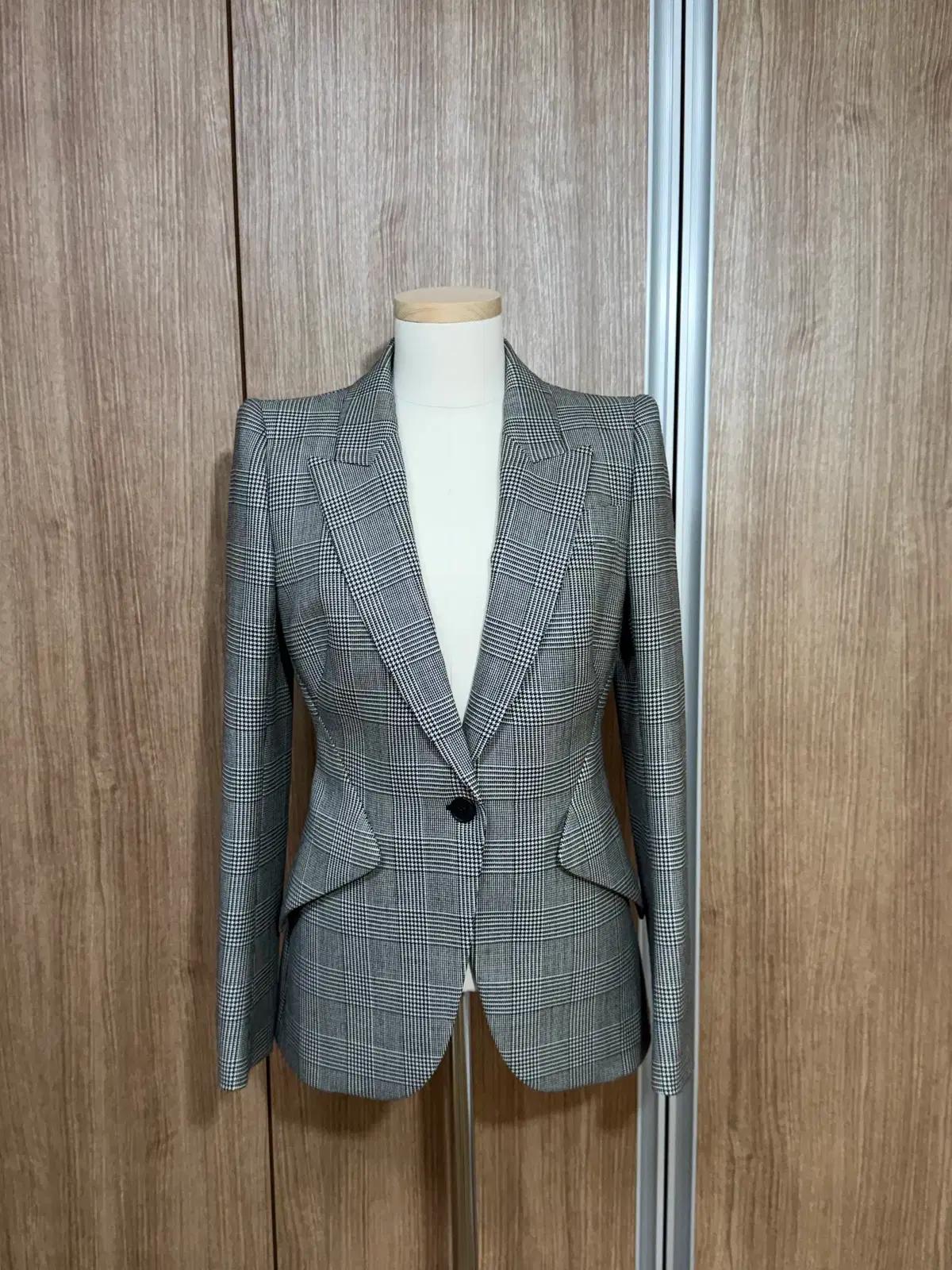 알렉산더맥퀸 피크숄더 재킷 - 미착용 새상품