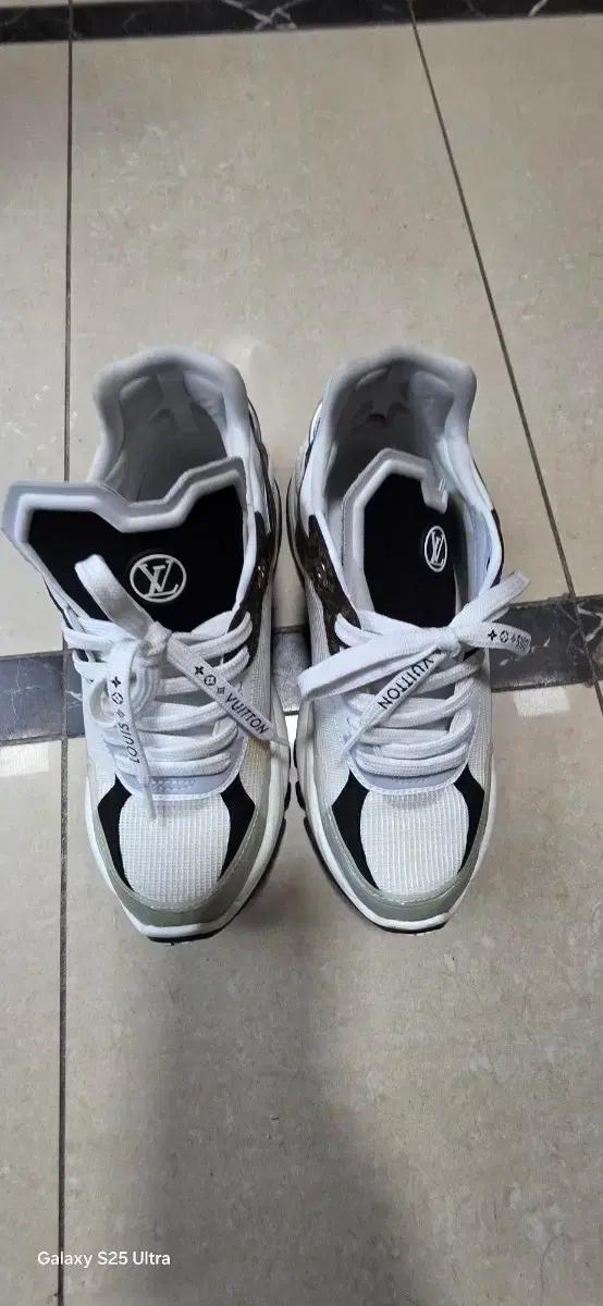 루이비통 화이트 여성 스니커즈