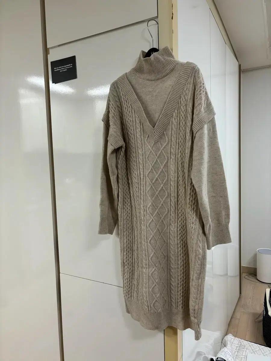 [새상품] 캐시미어 터틀넥 케이블 니트 원피스