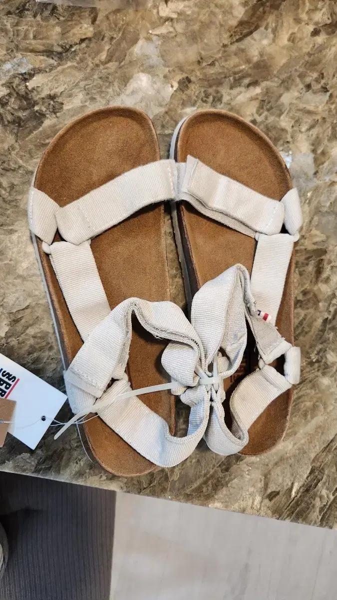 테바 화이트 스트랩 스프리스 샌들 새상품