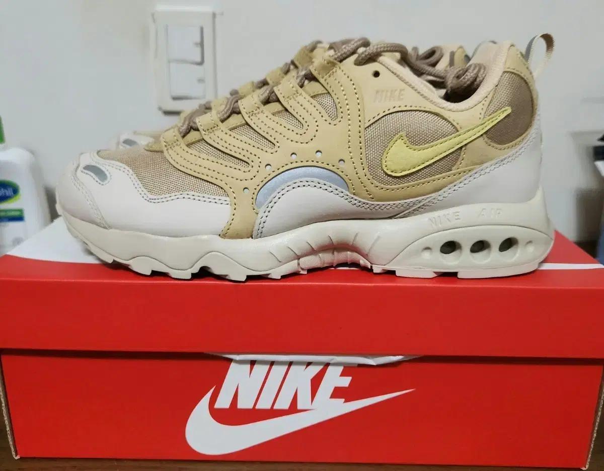 나이키 에어 테라 휴마라 베이지 285사이즈