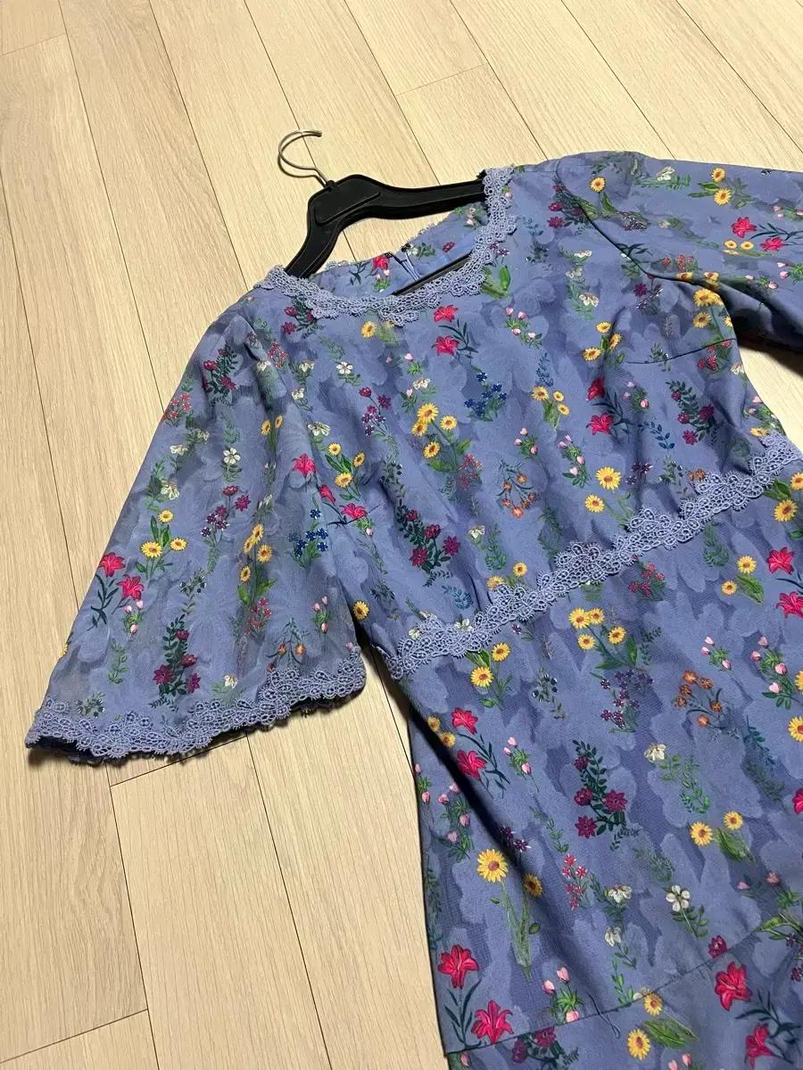 듀엘 DEWL 레이스 자수 포인트 플라워 롱원피스 플레어 쉬폰 꽃무늬