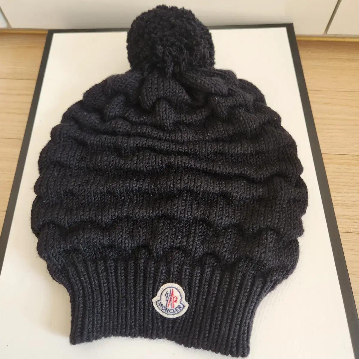 몽클레어 블랙 폼폼 니트 모자