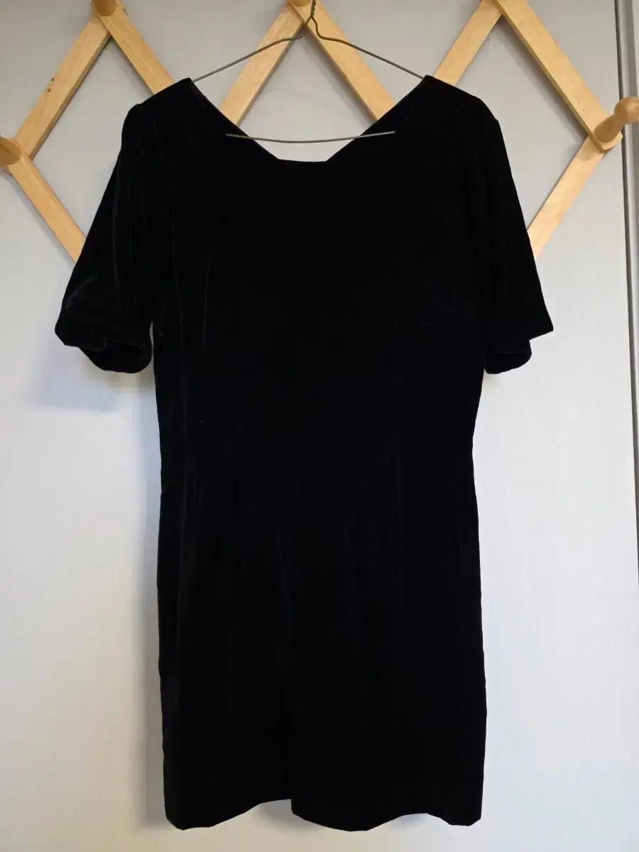 블랙 벨벳 퍼프 미니원피스