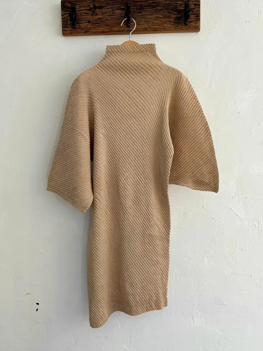 Issey Miyake 이세이미야케 플리츠플리즈 골드 모크넥 롱 원피스