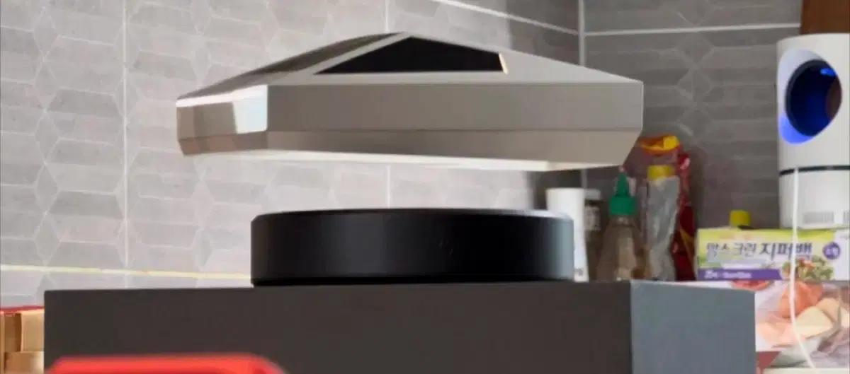 테슬라 사이버트럭 공중부양 모형 Tesla Levitating Cyber