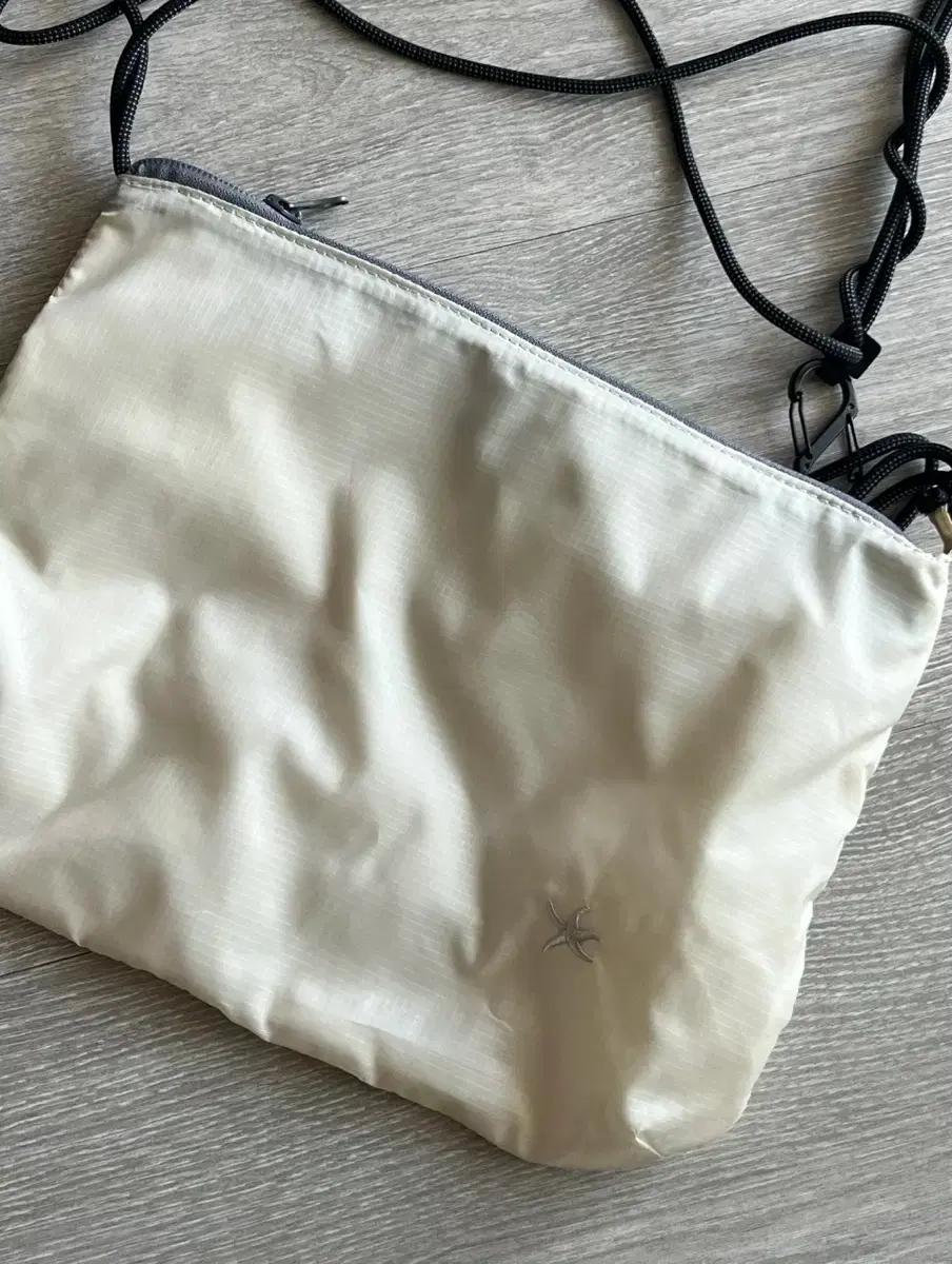 더콜디스트모먼트 TCM mini logo ripstop cross bag