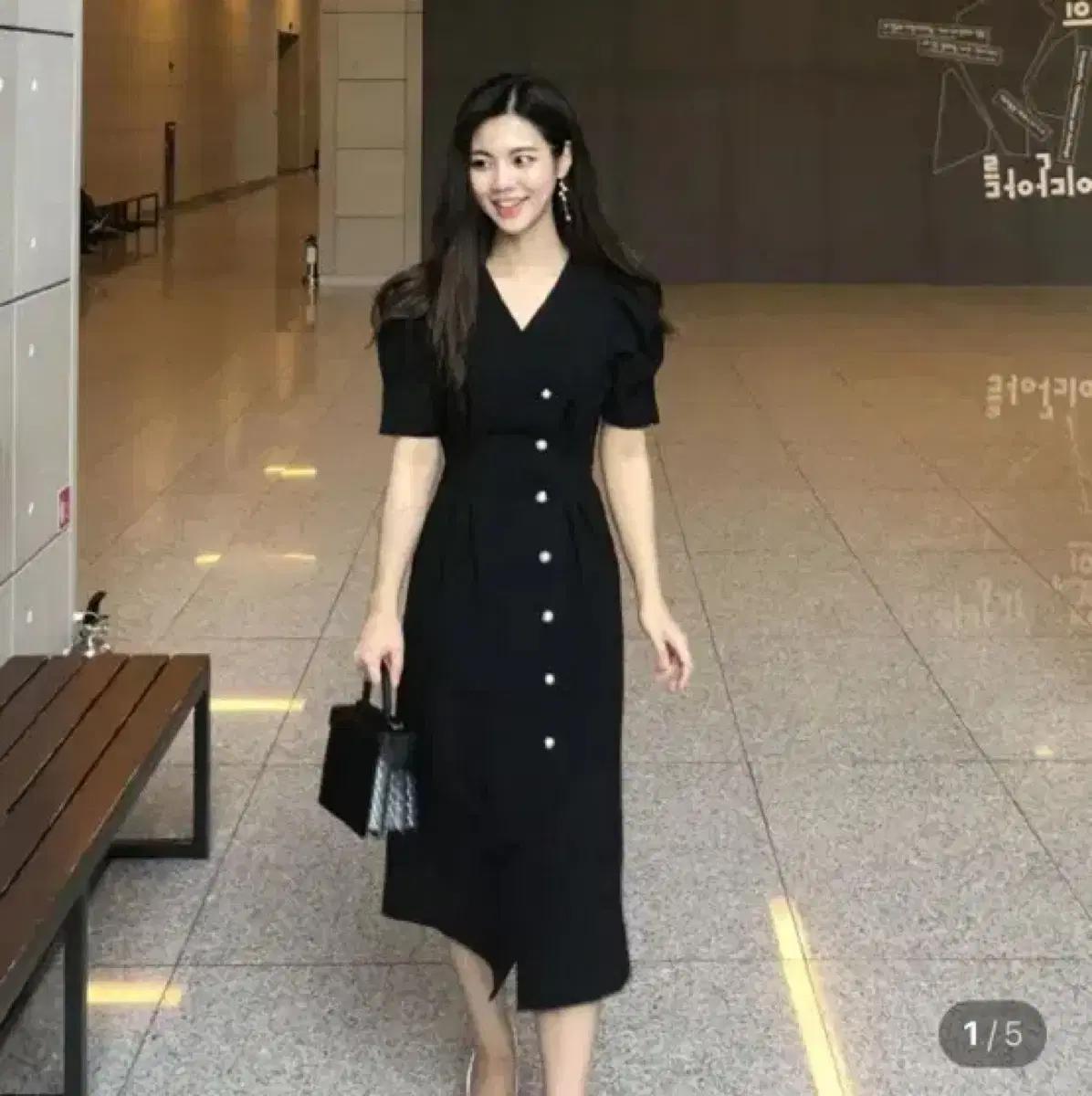 퍼프소매 진주단추 블랙 롱 원피스 하객룩