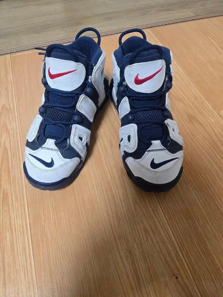 나이키 업템포 230사이즈