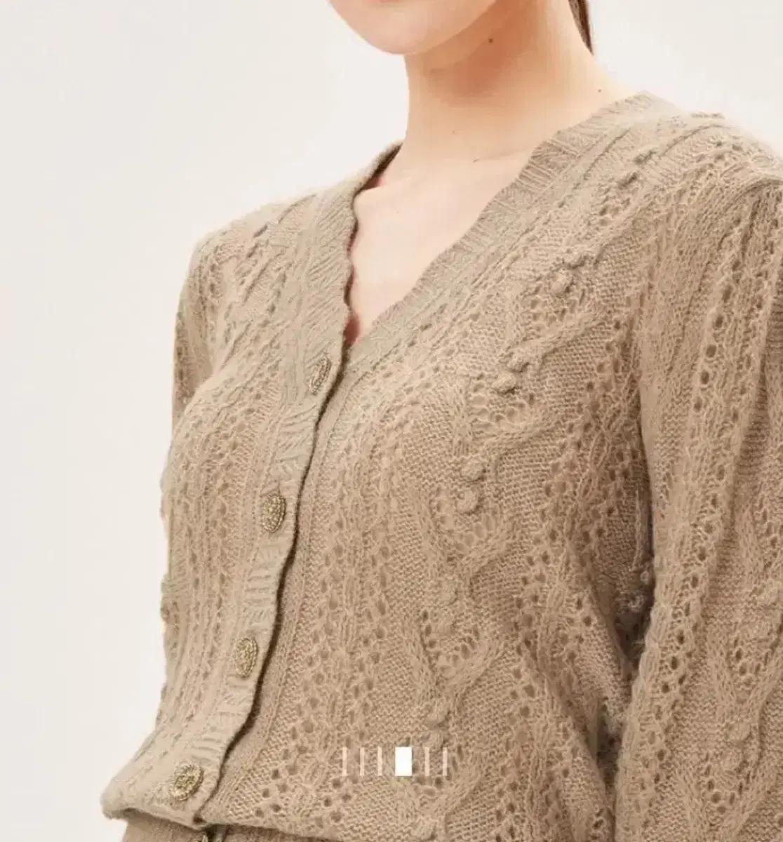한섬 타임 TIME 스캘럽 니트가디건 베이지 브이넥 알파카 모 케이블