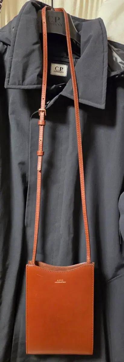 A.P.C 아페쎄 브라운 휴대폰가죽 가방