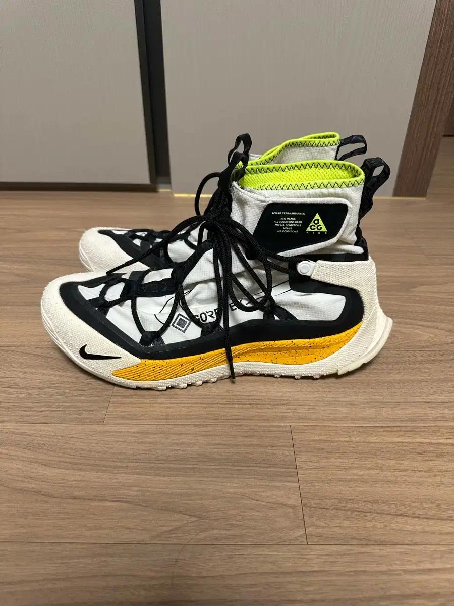 290 나이키 ACG 테라 안타틱 고어텍스 서밋 화이트