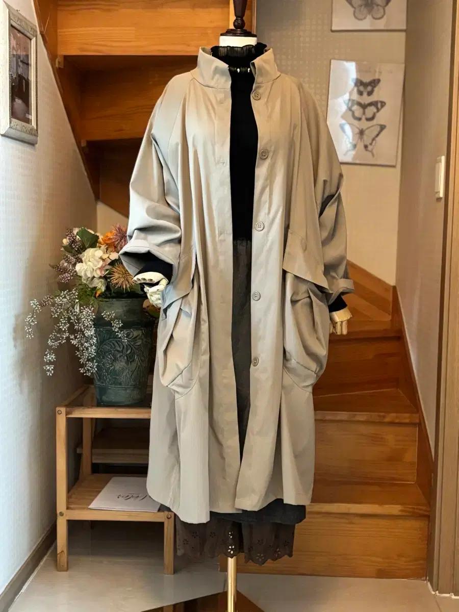 베이지색 롱 트렌치 코트.