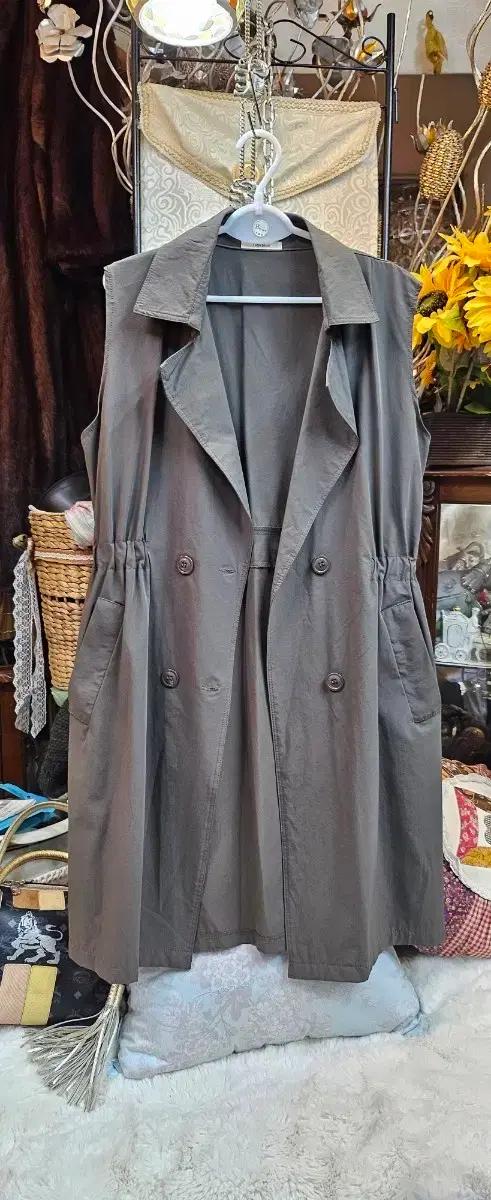 카키색 롱 베스트 조끼형 트렌치코트