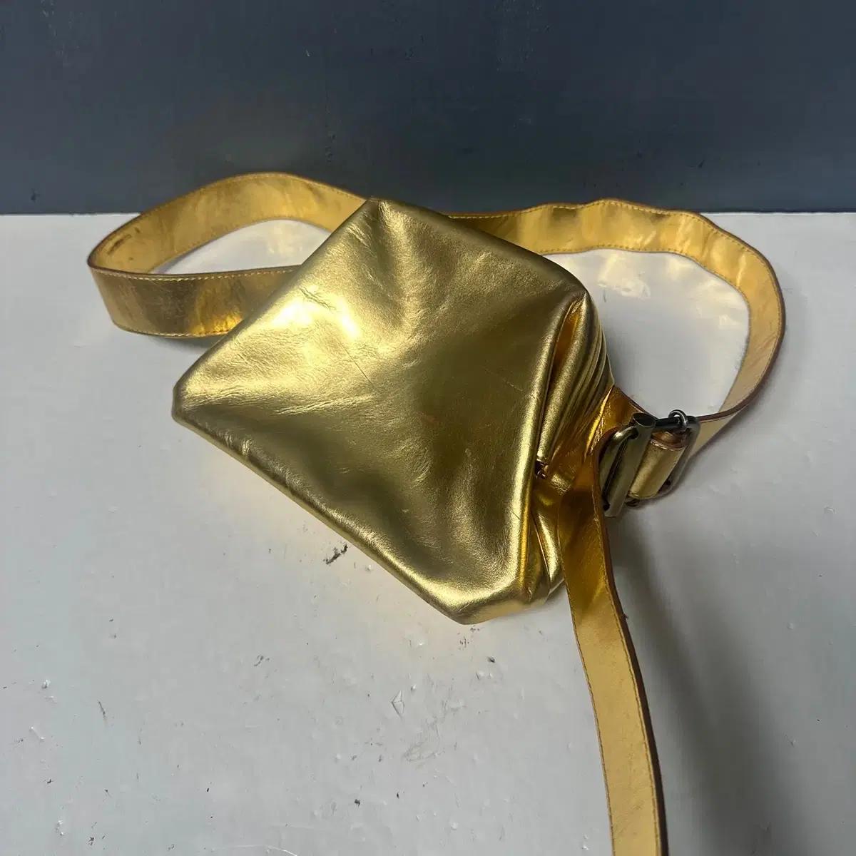 오소이 골드 힙색 가방