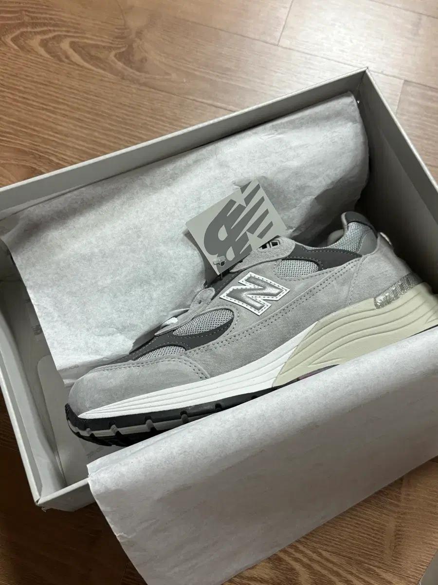뉴발란스 992 그레이 270사이즈 판매합니다. 정품(새제품)