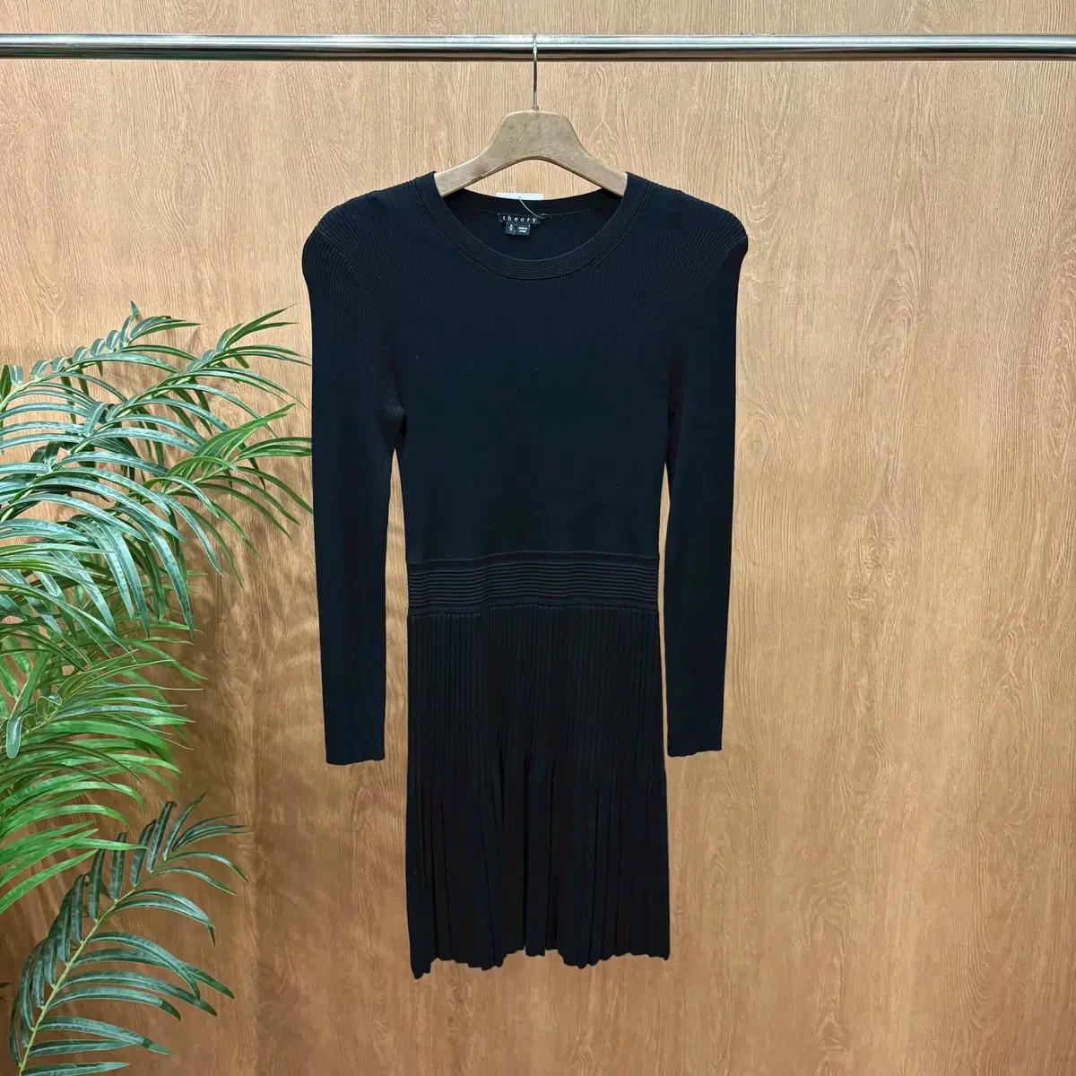 띠어리 긴팔 니트 미디 원피스 허리 절개 플리츠 디테일 슬림핏 블랙