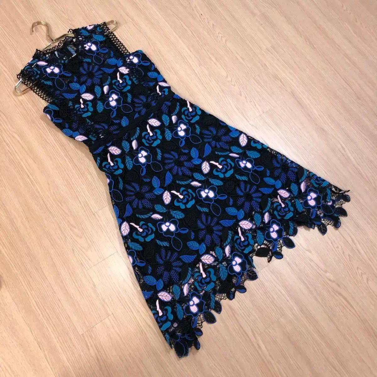 질스튜어트뉴욕 레이스 원피스 모티브 민소매 나시 펀칭 야외 결혼식 하객룩