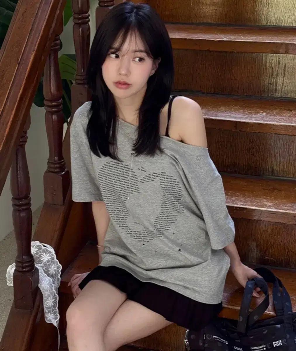 (택O) 론론 타입 캣 오프숄더 티셔츠 (블랙)