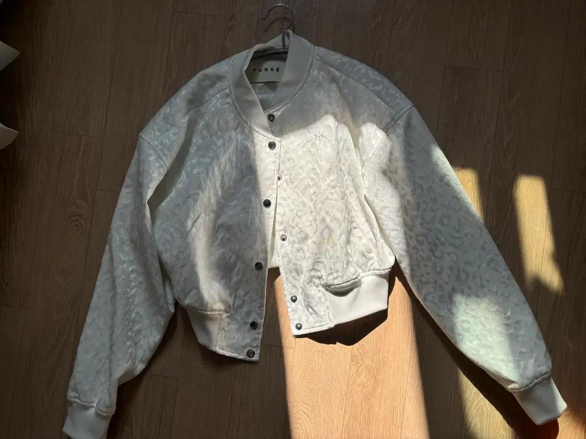 YUNSE 화이트 크롭 봄버 자켓