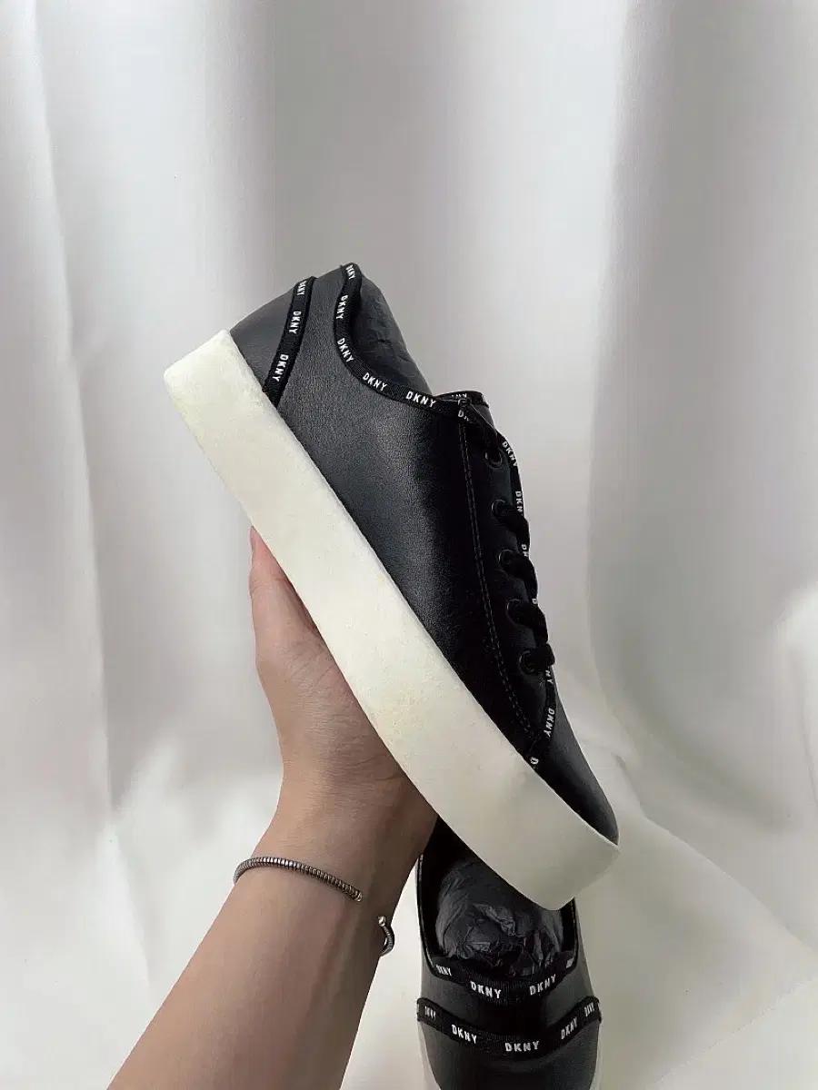 (정품/새상품) DKNY 여성 화이트 블랙 로고 라인 스티치 스니커즈