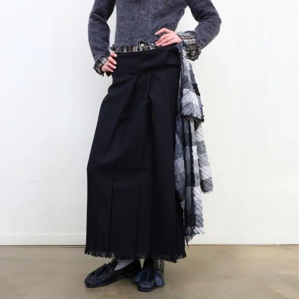 NEVERSEEZ 네버시즈 블랙 플리츠 A라인 탈부착 체크스카프 스커트