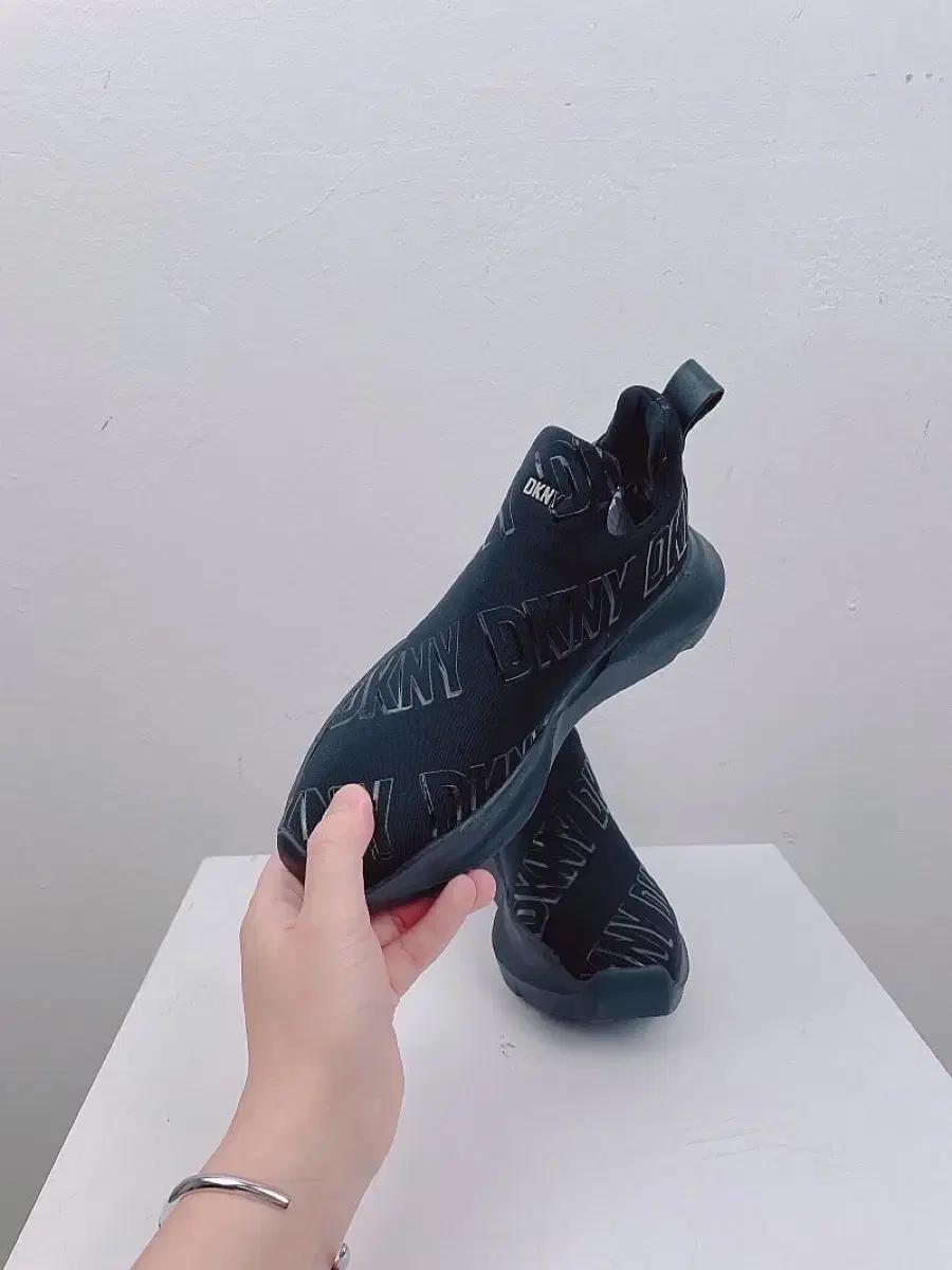 (정품/새상품) DKNY 여성 삭스 스니커즈 블랙
