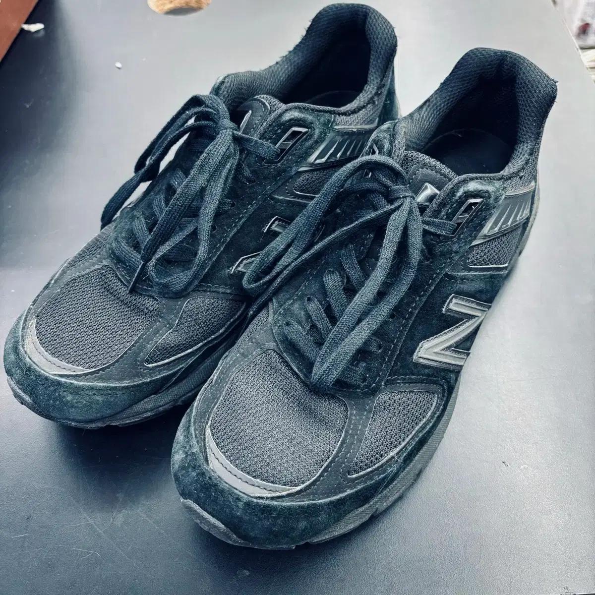뉴발란스 990 v5 트리플블랙