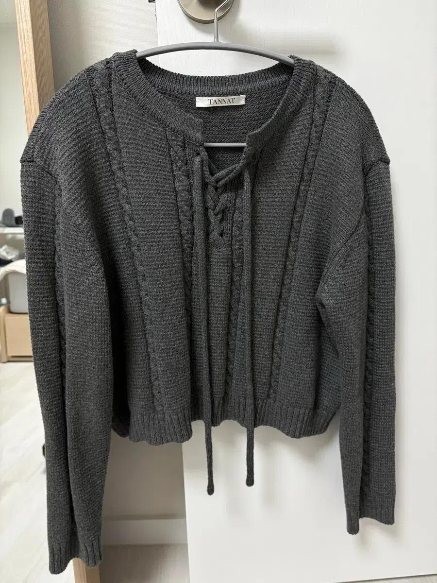 타낫 스트링 케이블 니트탑 차콜