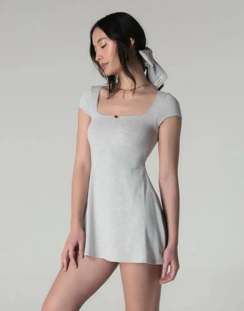 글로니 ROSY SCOOP MINI DRESS 원피스 드레스 m