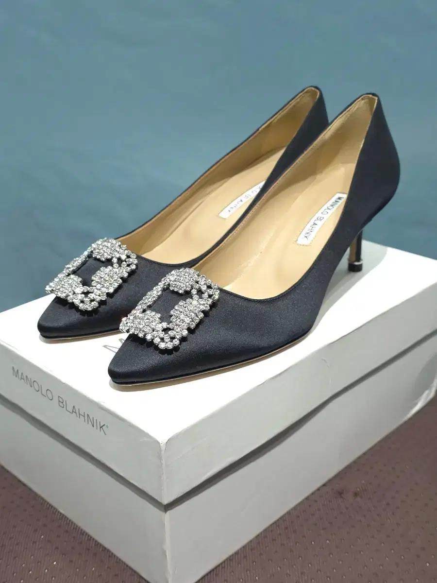 +무료배송+마놀로블라닉 한기시 새틴 즈웰 펌프스 (5cm) EU40