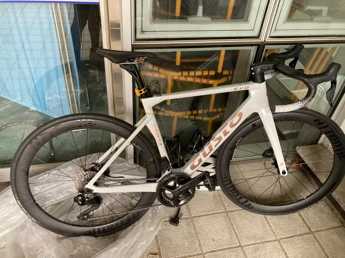 거스토 코브라 스포츠팀 로드 자전거 + 가민, 신발