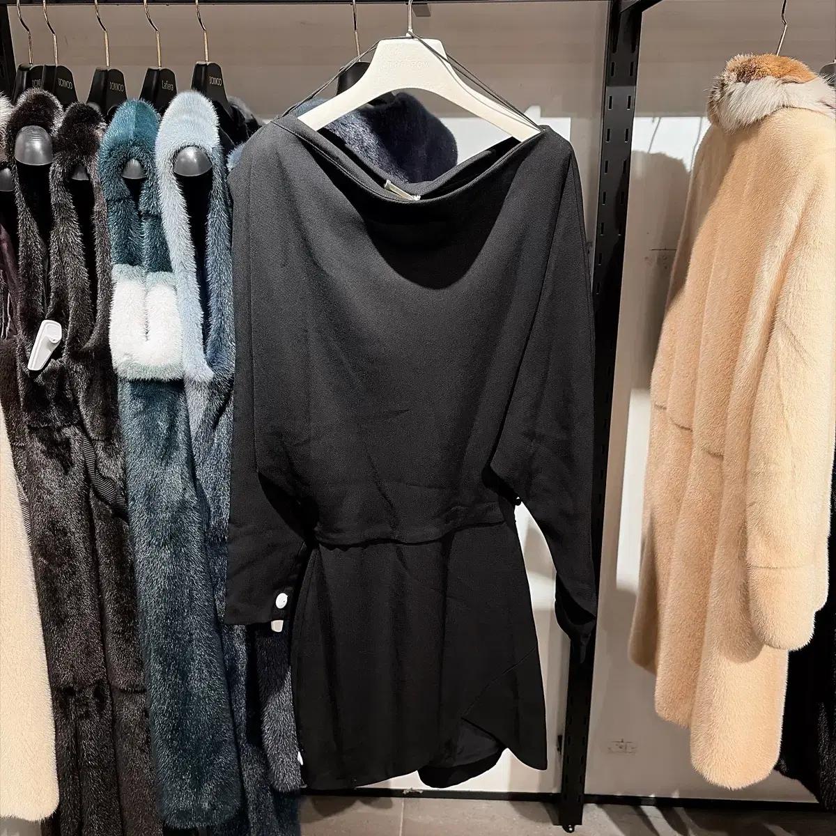 (정품/새상품) KHAITE 케이트 여성 블랙 드레이프 미니 드레스