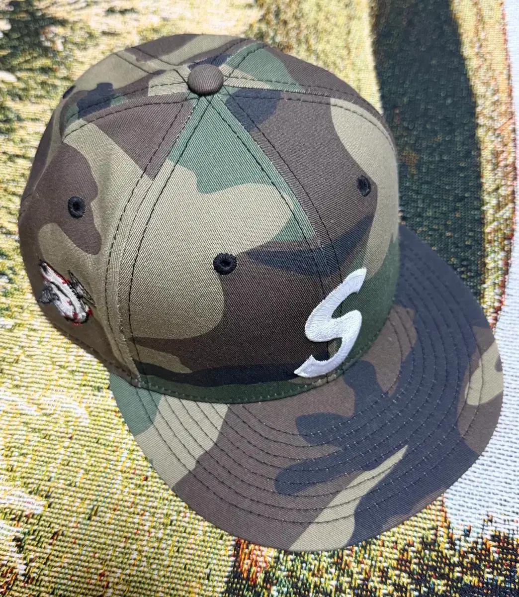 슈프림 x 뉴에라 스크류 볼 S 로고 우드랜드 카모 738