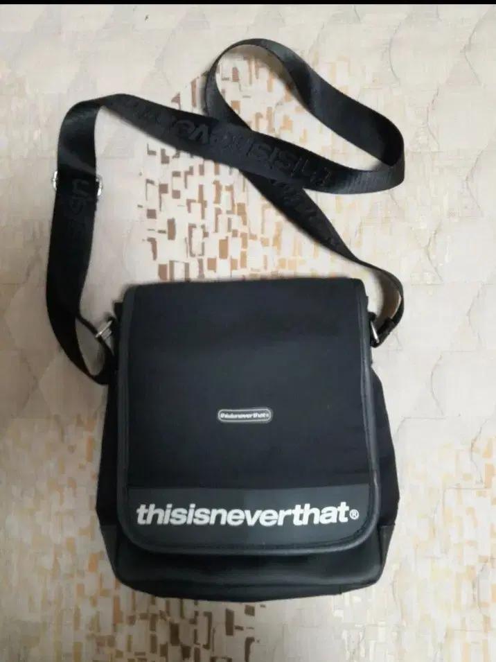 디스이즈네버댓 메신저백 블랙