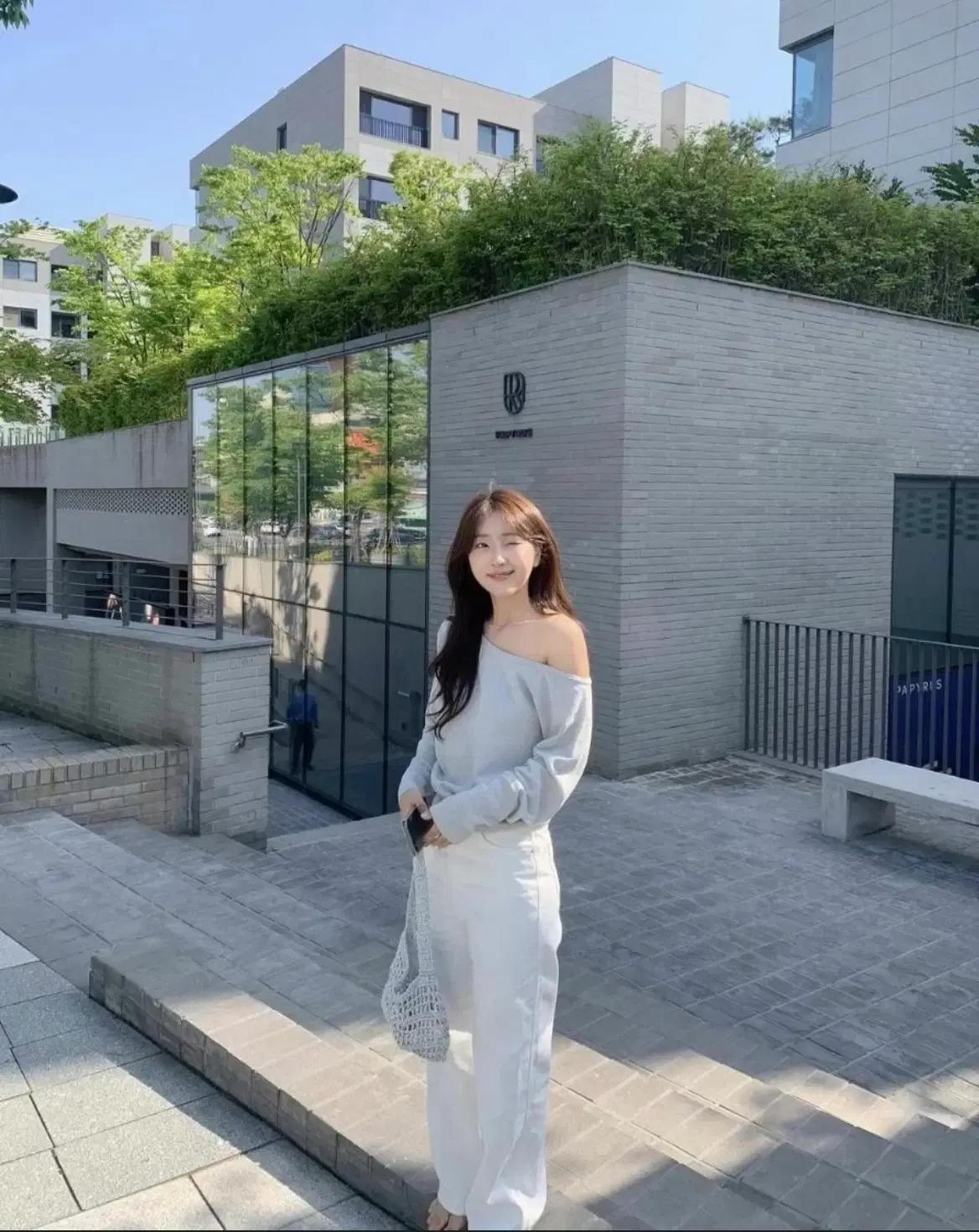 (새상품)모로샵 원오프숄더 니트