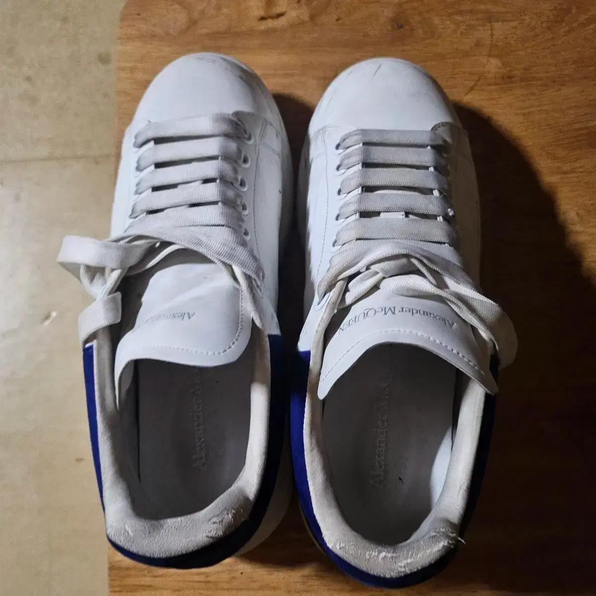 알렉산더맥퀸 오버솔 스니커즈 화이트/블루