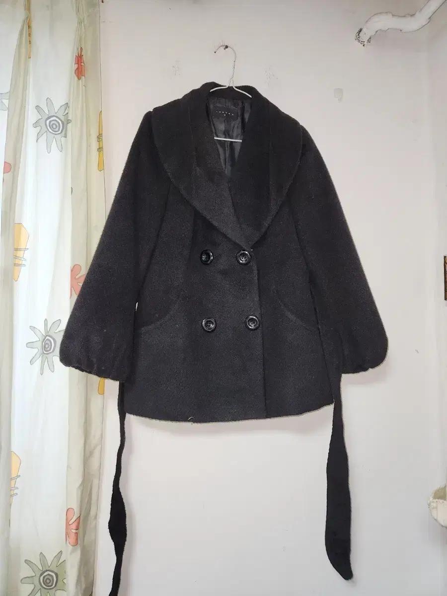 YESSEA 블랙 더블 버튼 숏 코트 95