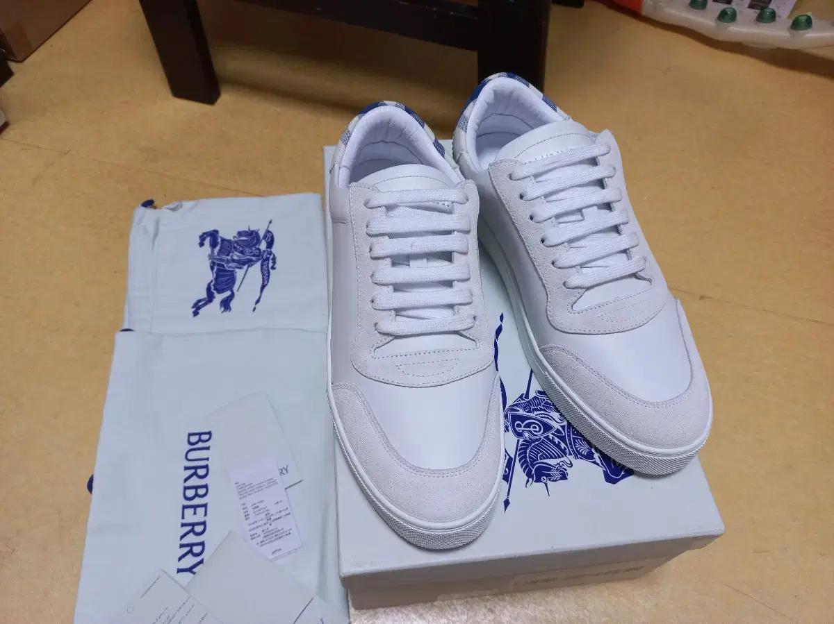 [270] 버버리 체크레더 화이트 스니커즈 EU42 새상품
