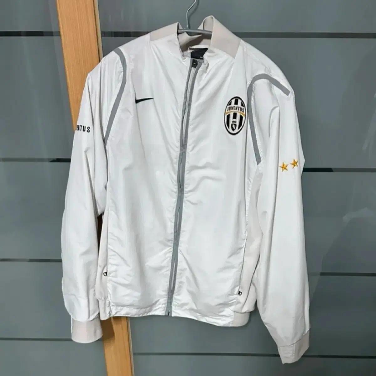 나이키 유벤투스 바람막이 화이트 판매합니다