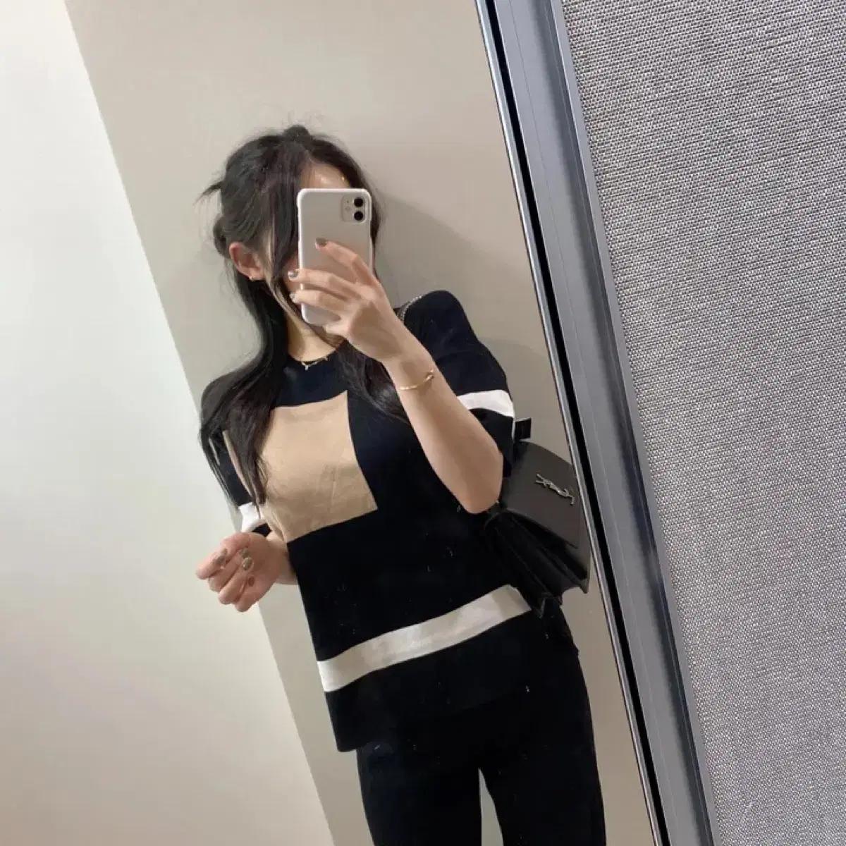 에이블리 스퀘어 배색 반팔 니트 / 상견례룩, 데이트룩, 연말룩